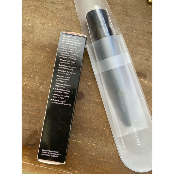 Mary Kay | CC Cream & Foundation Brush - Picture 4 of 14
